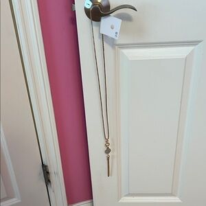 Elegant Gold Necklace with Pendant